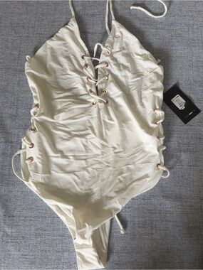 Fashion Nova Santa Fe Swimsuit – White
Size XL | New With Tags (NWT)